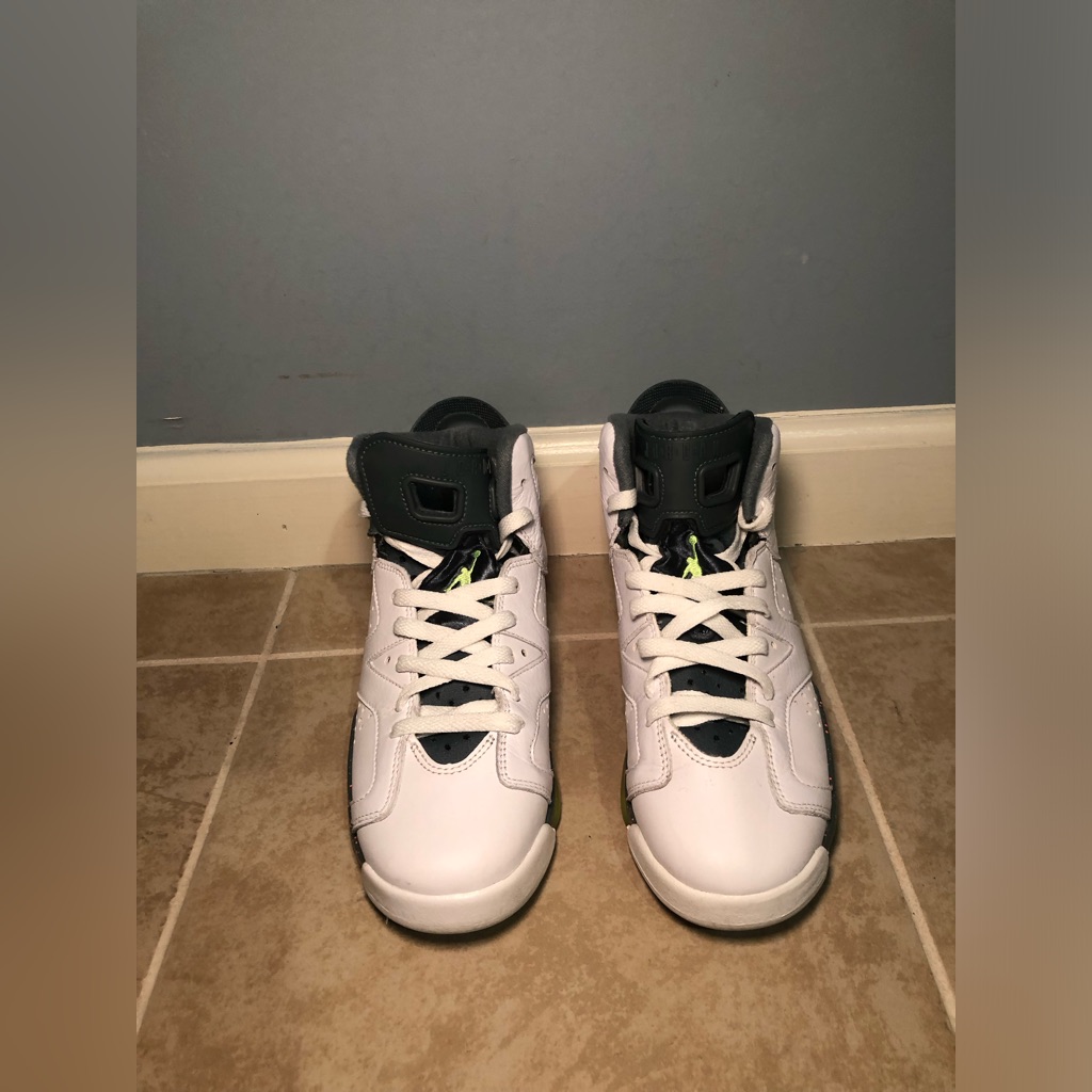 Jordan 6 Retro Bright Mango Size 6y